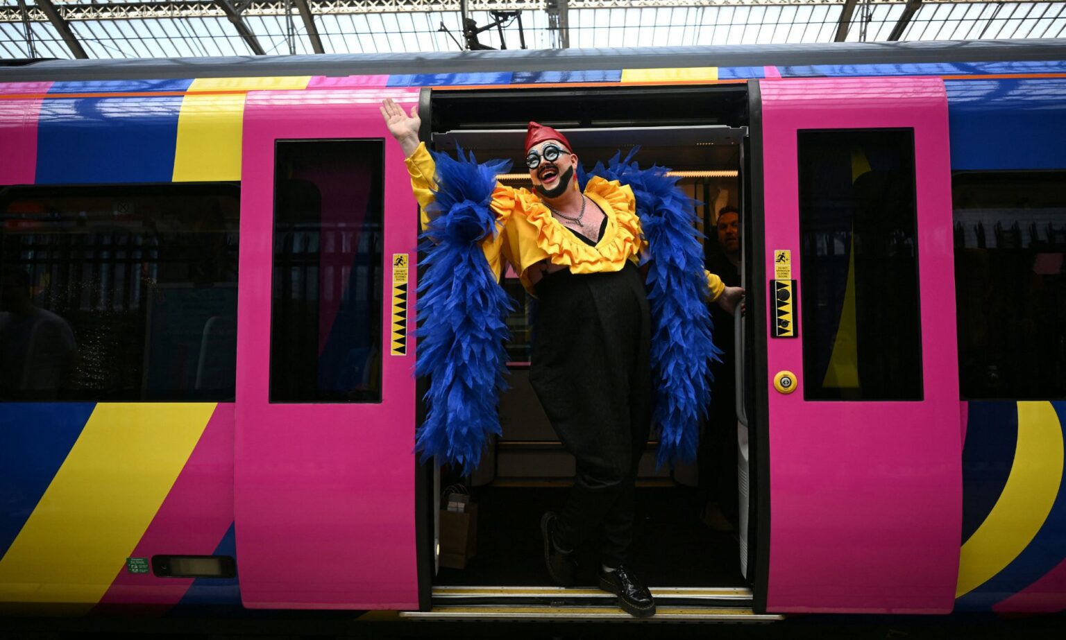 Comment l’Eurovision insuffle une nouvelle vie à la scène queer de Liverpool: « Cela ne s’est pas ressenti comme ça depuis des années » A Eurovision super-fan arrives at Lime Street Station in Liverpool, northern England on May 9, 2023, ahead of the first semi-final of the Eurovision.