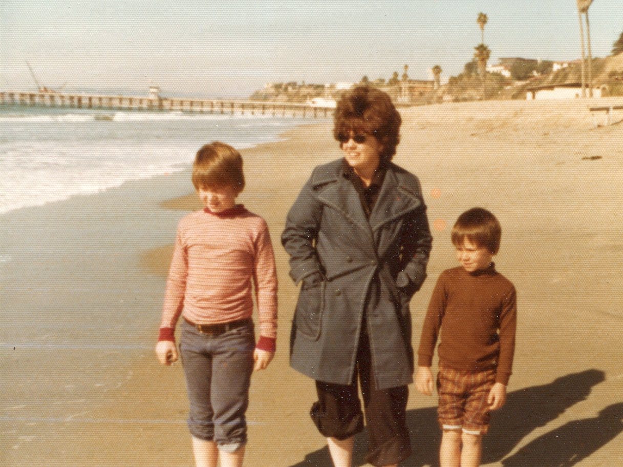 Moi à gauche, mon frère à droite pendant des vacances en Californie.  Elle détestait se faire prendre en photo, donc j'en ai très peu. 
