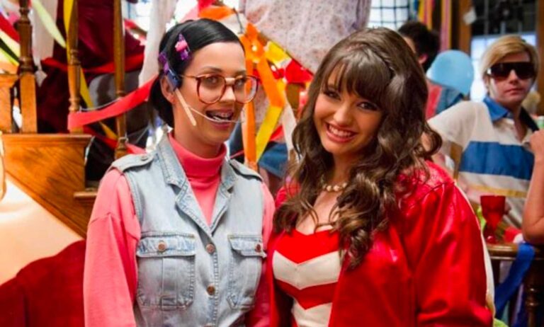 Rebecca Black dit que Katy Perry et Lady Gaga ne lui ont donné "d'autre choix que de servir c ** t"