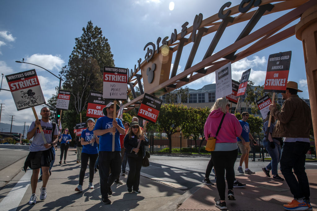 La grève de la Writers Guild of America se poursuit pour le 9ème jour devant Disney, Burbank, CA.