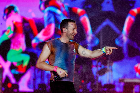 Coldplay riposte après avoir appelé à annuler un concert en Malaisie pour soutenir les droits LGBTQ +