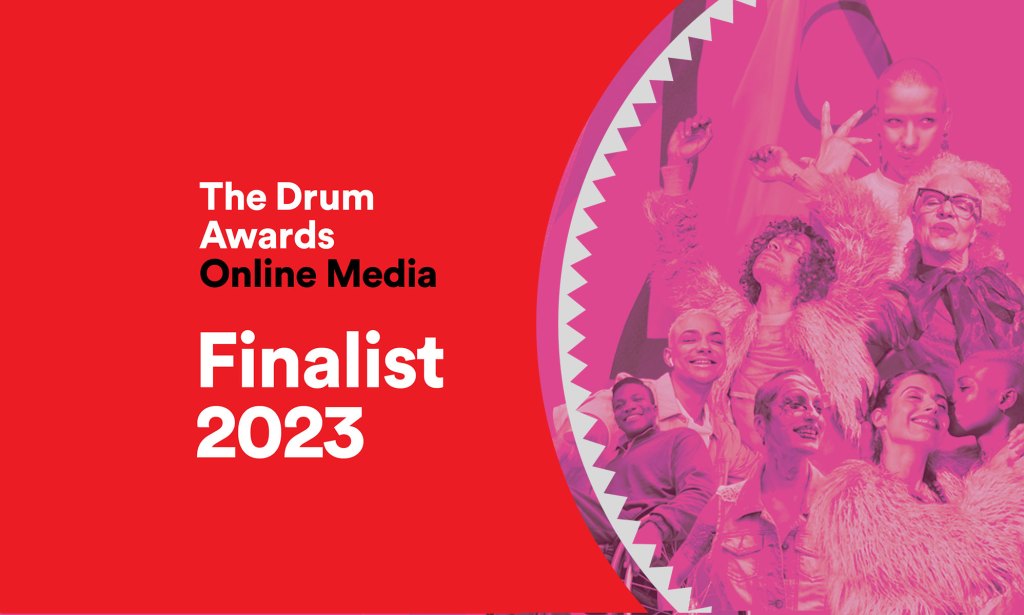 Un groupe de personnes célébrant à côté d'un texte lisant 'The Drum Awards Online Media Finalist 2023'