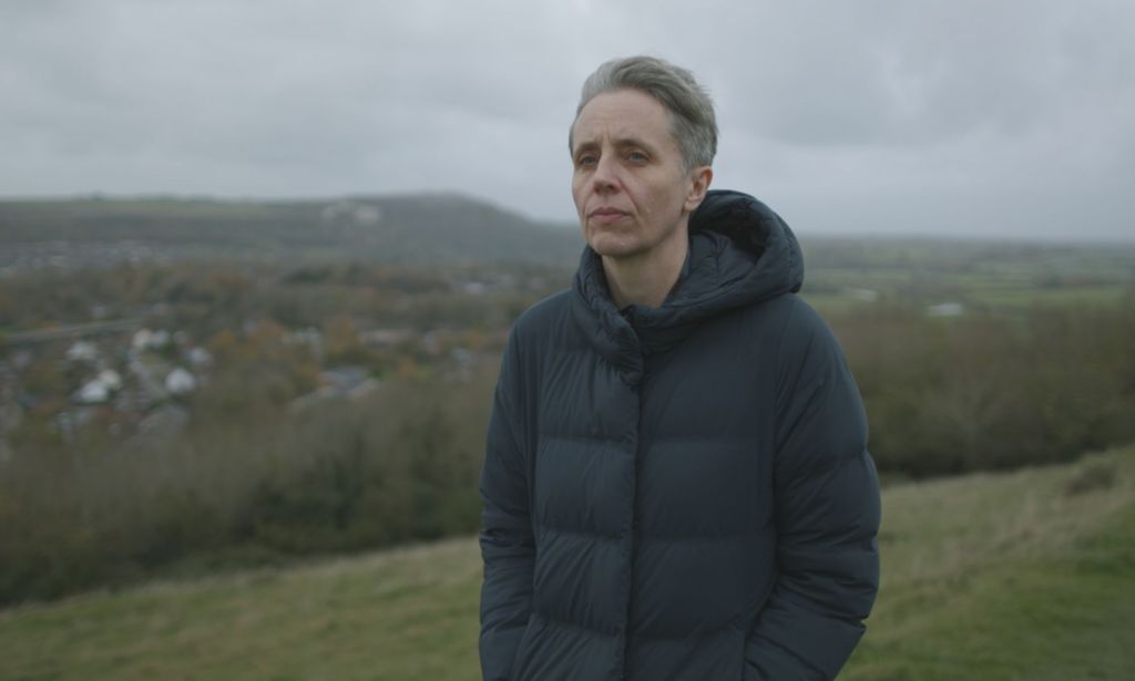 La militante anti-trans Kathleen Stock porte une veste lorsqu'elle apparaît dans le documentaire Gender Wars de Channel 4