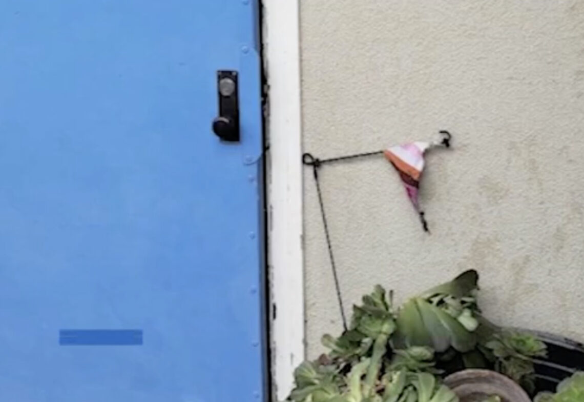 Le drapeau de la fierté brûlé à l'extérieur d'une salle de classe de l'école élémentaire Saticoy.