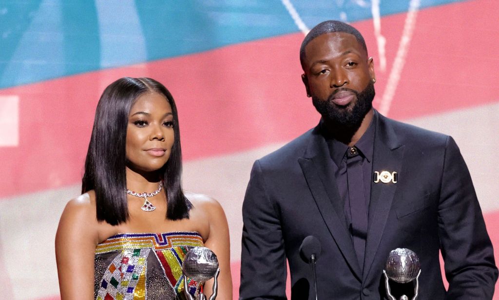 Un graphique de Gabrielle Union et Dwyane Wade avec un drapeau trans Pride en arrière-plan alors qu'ils honorent leur enfant trans, Zaya, et la communauté LGBTQ + lors de leur discours aux NAACP Image Awards