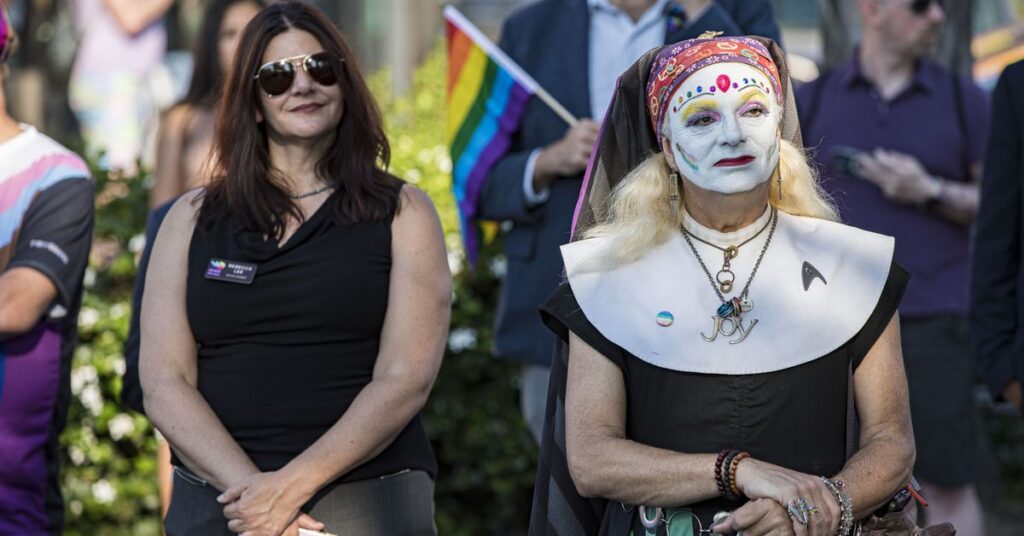 En réinvitant les Sisters of Perpetual Indulgence, les Dodgers prouvent que leur Pride Night n’est pas seulement pour le spectacle En réinvitant les Sisters of Perpetual Indulgence, les Dodgers prouvent que leur Pride Night n'est pas seulement pour le spectacle