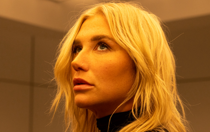 Kesha offre une performance époustouflante de Only Love Can Save Us Now