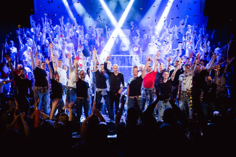 Le London Gay Men's Chorus présente le concert "Proud" sur la scène londonienne cet été