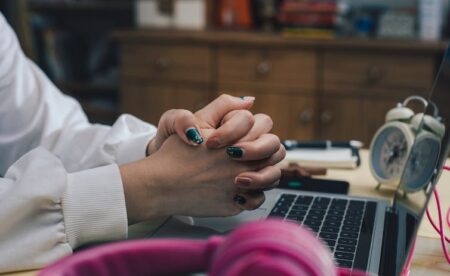 Les collègues pourraient supporter les coûts d'hébergement des employés religieux sur le lieu de travail si la Cour suprême rejette un précédent vieux de 46 ans