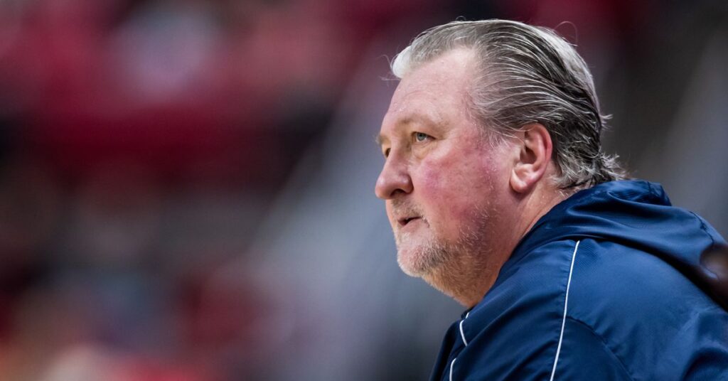 Les commentaires publics de Bob Huggins étaient les plus homophobes que nous ayons entendus dans le sport depuis Tim Hardaway en 2007 Les commentaires publics de Bob Huggins étaient les plus homophobes que nous ayons entendus dans le sport depuis Tim Hardaway en 2007