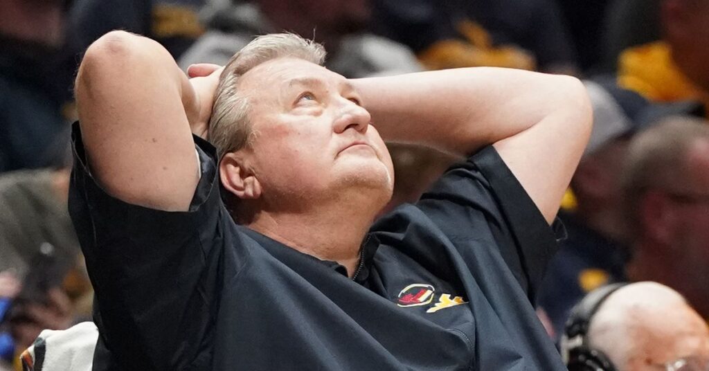 Les conséquences de la Virginie-Occidentale pour Bob Huggins obtiennent 1 bonne chose et 4 mauvaises choses Les conséquences de la Virginie-Occidentale pour Bob Huggins obtiennent 1 bonne chose et 4 mauvaises choses