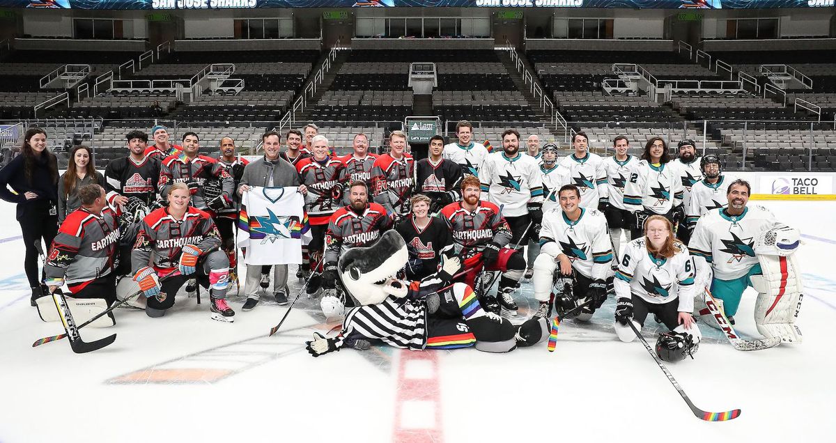 Des joueurs de hockey posent pour une photo.