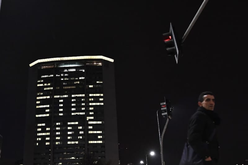 Plus une condamnation à mort : Quatre décennies de vie avec le VIH 1981 : Première alerte 1983 : Identification du VIH 1987 : Traitement antirétroviral Début des années 1990 : Étoiles déchues 1995-96 : Nouvelle approche 2001 : Médecine générique 2010 : Premier remède 2012 : Pilule préventive 2017 : Le traitement s’étale 2020-2021 : Recul du Covid 677883 origin 1