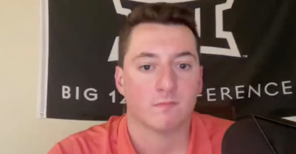 Podcaster dit qu’il a été licencié pour avoir joué les remarques non censurées de Bob Huggins Podcaster dit qu'il a été licencié pour avoir joué les remarques non censurées de Bob Huggins