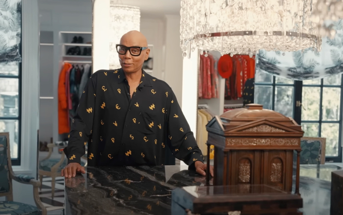 RuPaul donne une visite rare du luxueux manoir de Beverly Hills