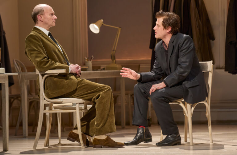 Sam Mendes dirige Mark Gatiss et Johnny Flynn dans une nouvelle pièce féroce The Motive and the Cue – critique