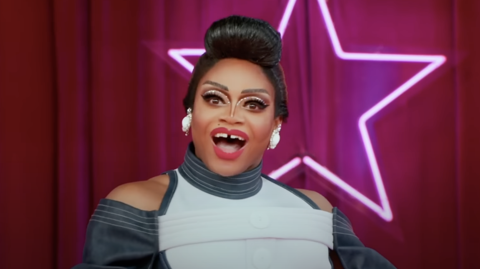 Heidi N Closet relance le débat sur les coûts de Drag Race après avoir dépensé une somme alléchante pour All Stars 8 A screengrab of Heidi N Closet entering the RuPaul's Drag Race workroom in episode 1 of All Stars 8