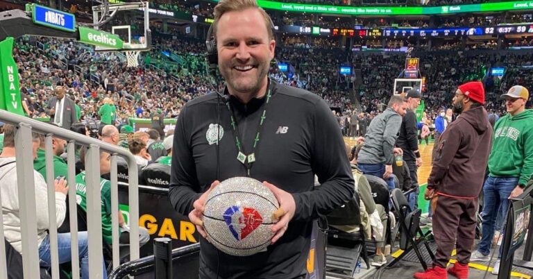 Ce fan gay des Boston Celtics travaille son travail de rêve comme son vrai moi