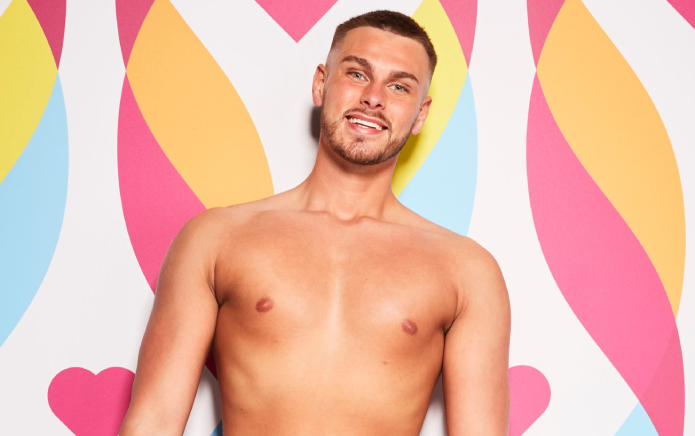 "Tout le monde a fait des erreurs": la star de Love Island présente des excuses pour les tweets homophobes