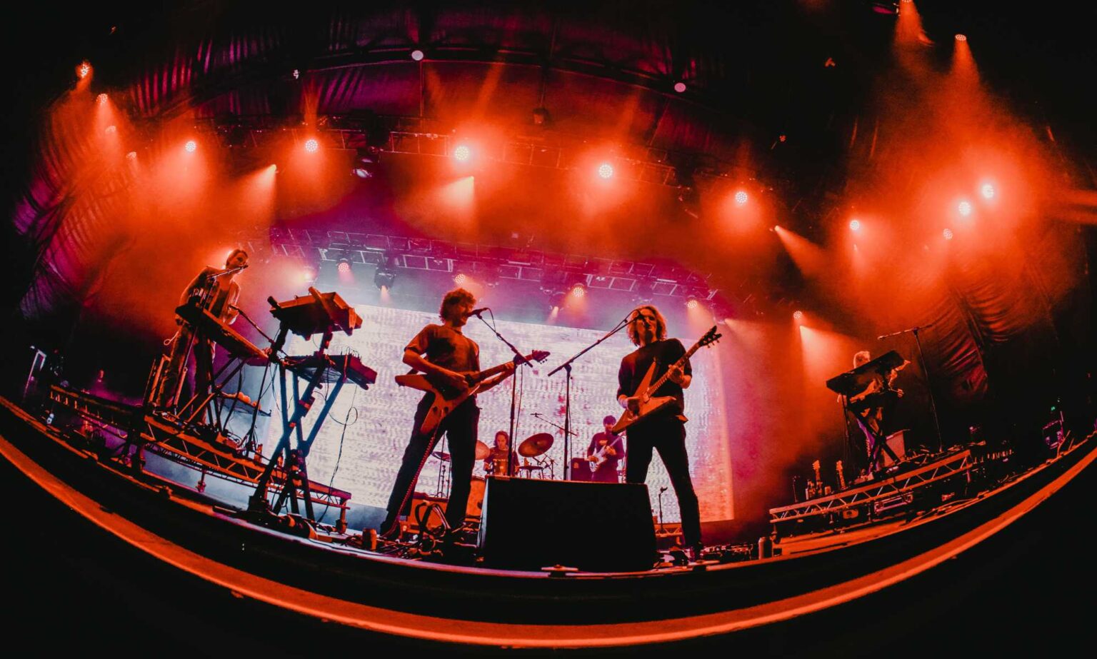 Des rockeurs australiens légendaires dansent sur la tombe de l’interdiction de drag du Tennessee avec une performance provocante King Gizzard and The Lizard Wizard