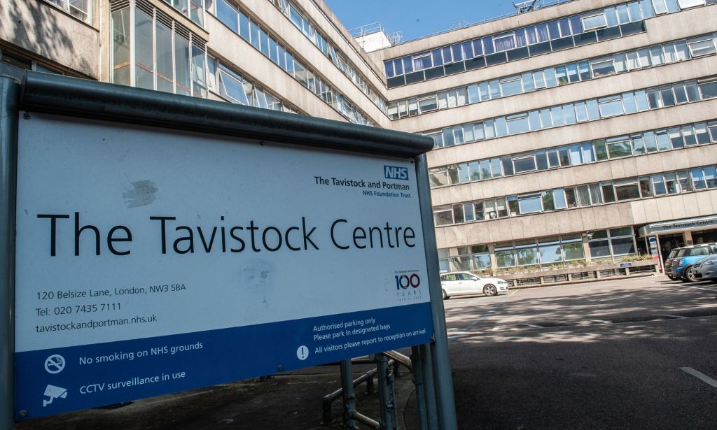 Une photo du panneau NHS Tavistock Center.