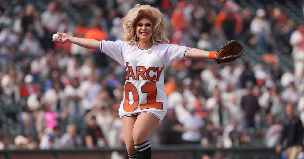 Des dragsters et des nonnes occupent le devant de la scène lors de la Pride Night of Giants and Angels Des dragsters et des nonnes occupent le devant de la scène lors de la Pride Night of Giants and Angels