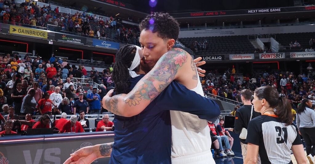 Brittney Griner et ses coéquipiers subissent les abus d’un « provocateur » conservateur à l’aéroport Brittney Griner et ses coéquipiers subissent les abus d'un "provocateur" conservateur à l'aéroport