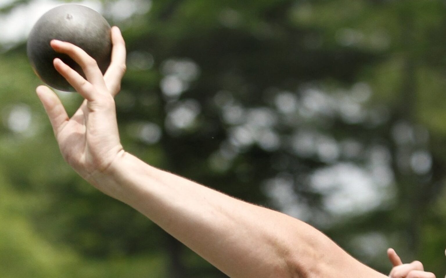 Un homme lance des abus anti-trans à une fille cisgenre de neuf ans lors d’une journée sportive à l’école Shotput