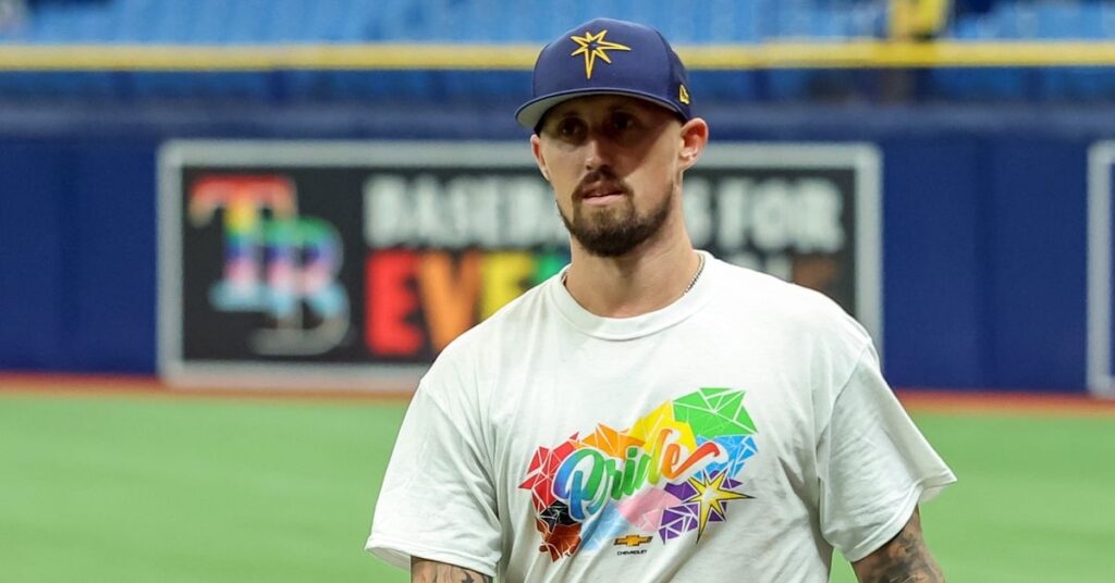 Les uniformes de fierté sont un problème pour certains athlètes. Au moins une ligue recule. Les uniformes de fierté sont un problème pour certains athlètes. Au moins une ligue recule.