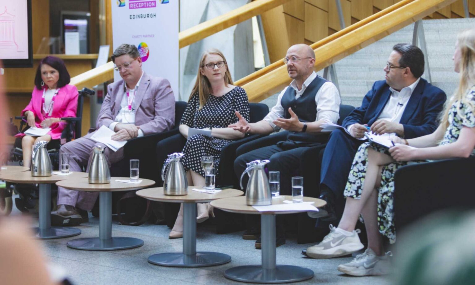 Les politiciens écossais s’affrontent sur la réforme de la reconnaissance du genre et les attaques des conservateurs contre la culture «réveillée» The panelists at the PinkNews Edinburgh reception 2023