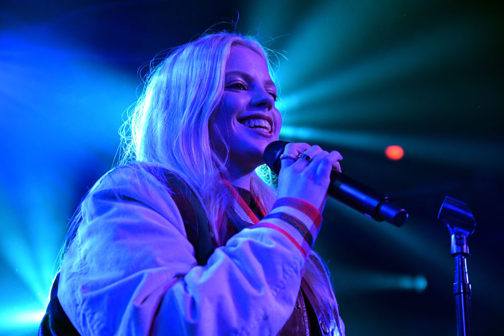 Renee Rapp annonce sa tournée mondiale : dates, prévente et informations sur les billets Renee Rapp announces headline world tour dates in support of 'Snow Angel'.