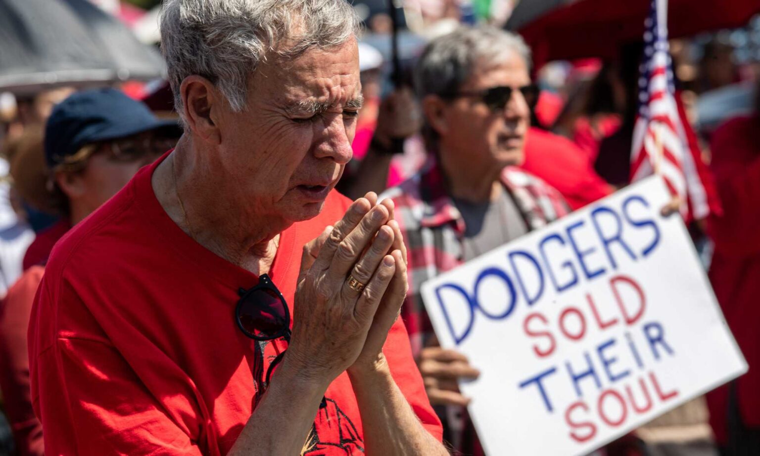 Des groupes religieux protestent contre les drag nonnes Sisters of Perpetual Indulgence lors de l’événement LA Dodgers Pride Protester praying outside LA Dodgers game