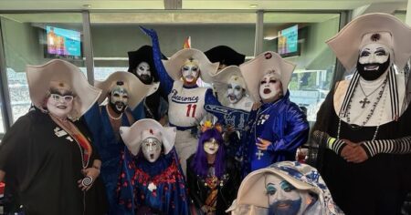 Chaque joueur et arbitre portait des logos arc-en-ciel Pride pour Dodgers Pride Night