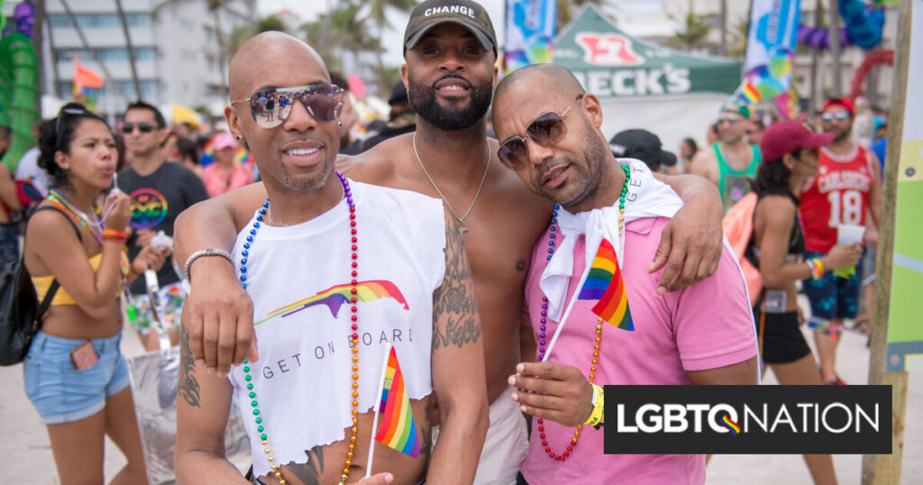 Le but des puissants est d’éteindre notre lumière. La joie est une protestation. La célébration est la dissidence Le but des puissants est d'éteindre notre lumière. La joie est une protestation. La célébration est la dissidence