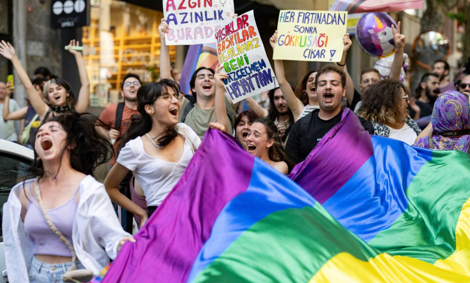 Plus de 60 personnes détenues à Istanbul Pride alors que des milliers de personnes défient l’interdiction de manifester istanbul pride 2023