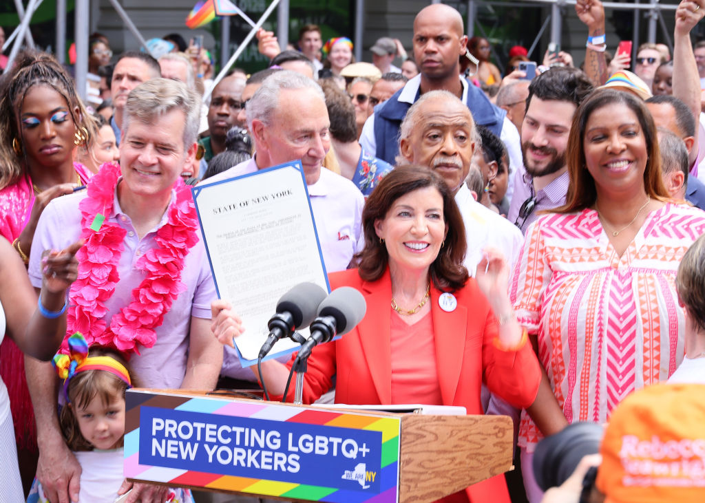 Le gouverneur de New York désigne l’État comme un «refuge sûr» pour les jeunes trans avec une série de lois pro-LGBTQ + New York governor Kathy Hochul