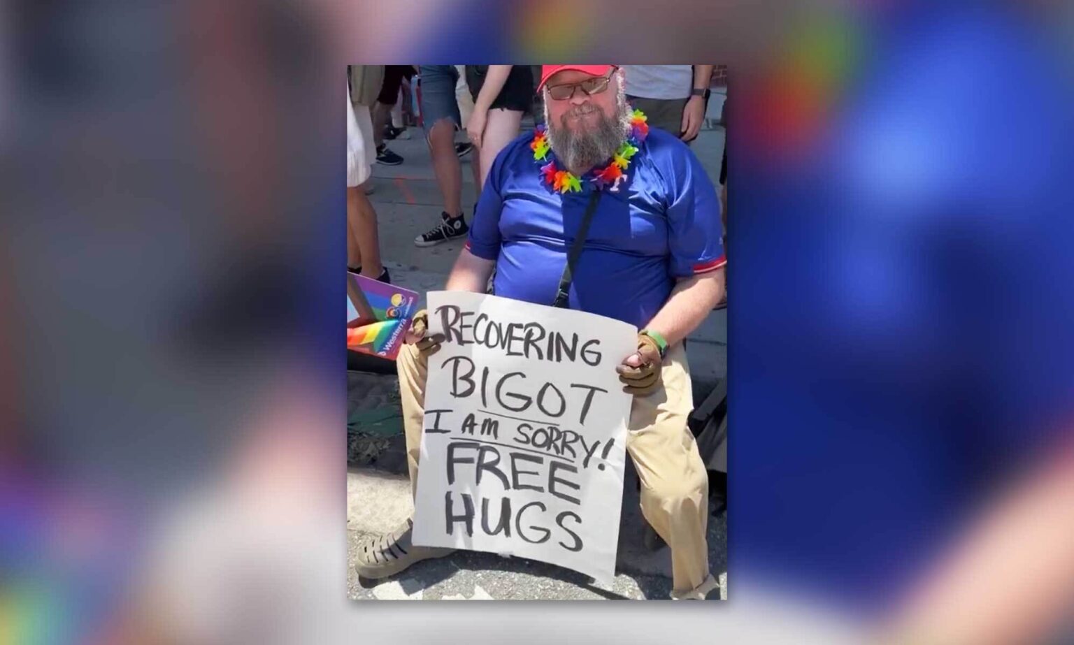 ‘Recovering bigot’ s’excuse auprès de la communauté LGBTQ + avec des câlins gratuits lors de la marche de la fierté Man holds