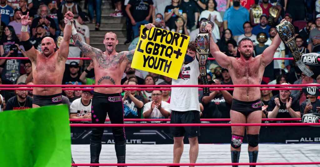 La star d’AEW, CM Punk, montre son alliance LGBTQ lors des débuts de « AEW Collision » La star d'AEW, CM Punk, montre son alliance LGBTQ lors des débuts de "AEW Collision"