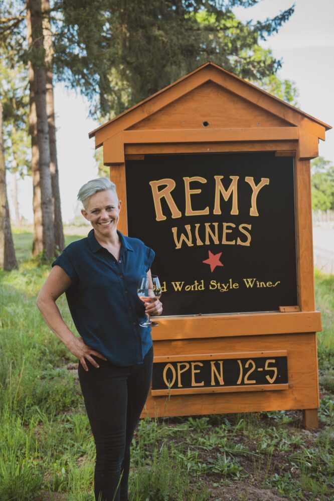 Remy Drabkin se tient devant le panneau "Remy Wines" 