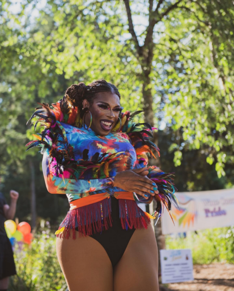 Drag queen se produit à la Wine Country Pride