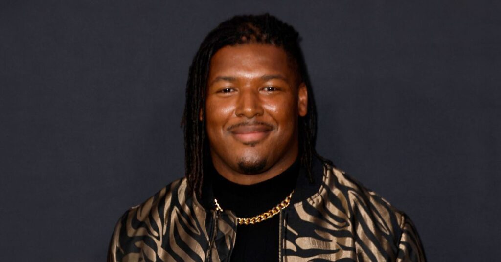 Le nouveau livre de RK Russell mis en lumière par les luttes et le week-end sauvage de New York Le nouveau livre de RK Russell mis en lumière par les luttes et le week-end sauvage de New York