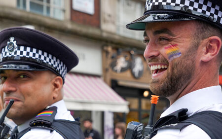 Met Police rétablit les agents de liaison LGBTQ + pour «rétablir la confiance» avec la communauté