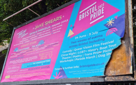 Un panneau d'affichage de Bristol Pride incendié moins d'un jour après avoir été installé