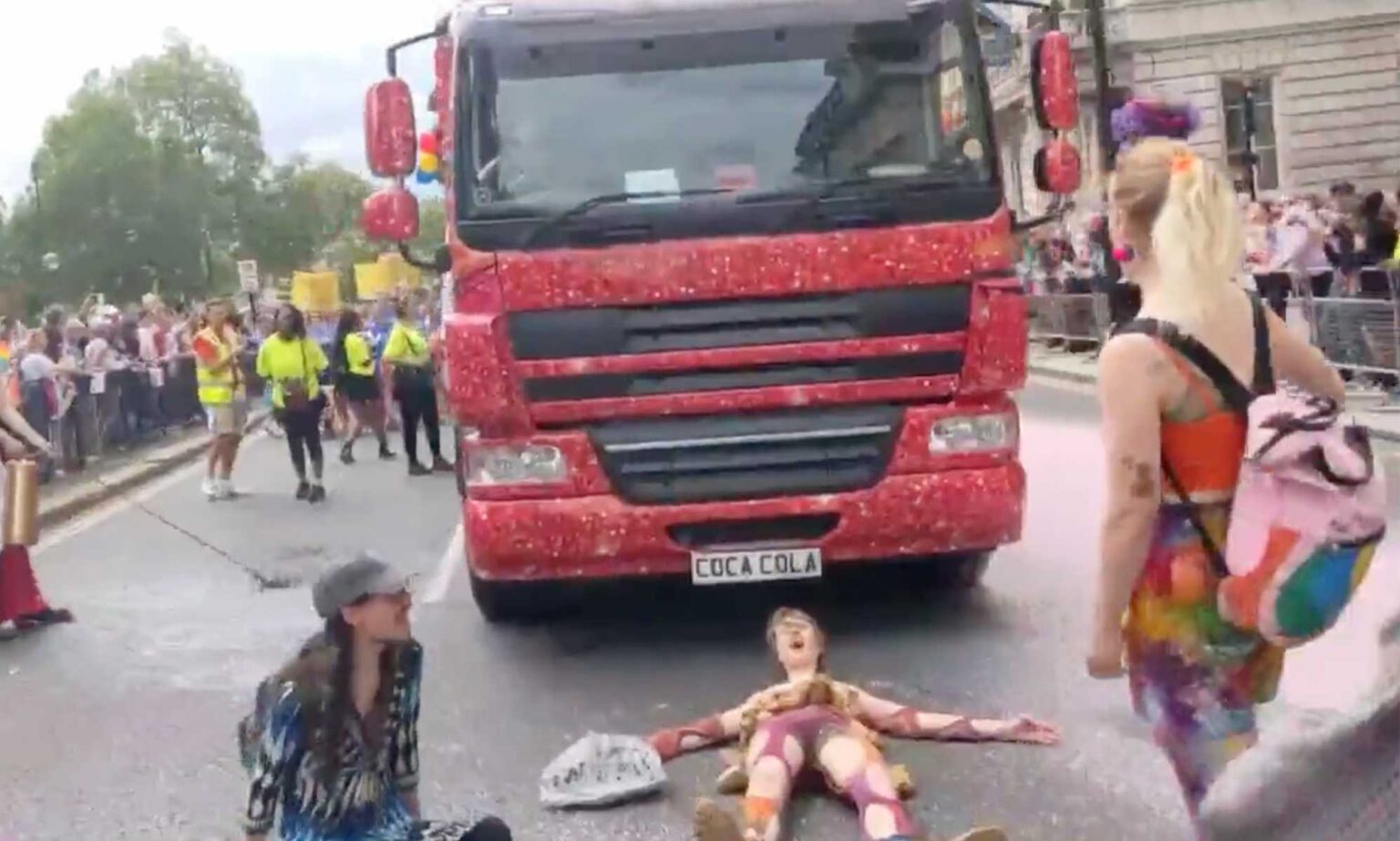 Just Stop Oil bloque le défilé Pride in London Just Stop Oil bloque le défilé Pride in London
