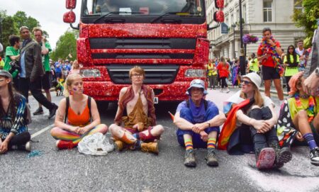 Cinq manifestants Just Stop Oil inculpés après avoir bloqué le défilé Pride in London