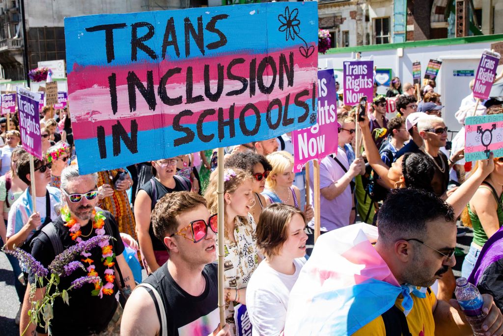 Trans Pride Brighton 2023 devrait être « plus grand et meilleur que jamais » pour son 10e anniversaire A crowd of people marching with a large trans flag with the words trans inclusion in schools