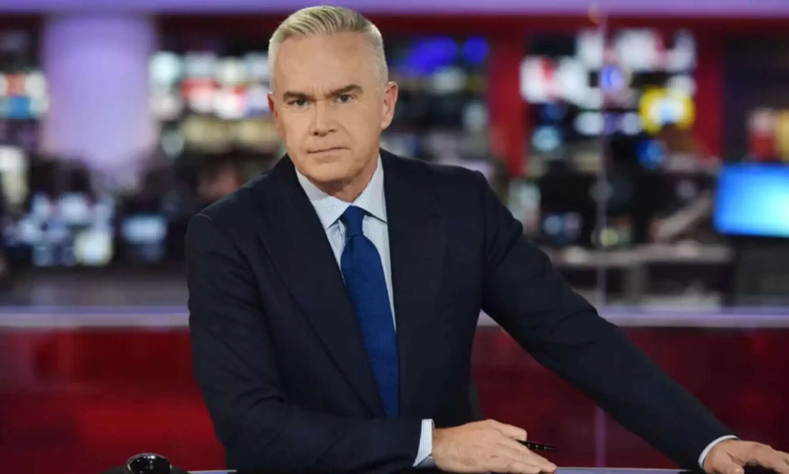 Huw Edwards nommé présentateur de la BBC suspendu suite à une revendication d’images sexuelles Huw Edwards in the BBC News studio