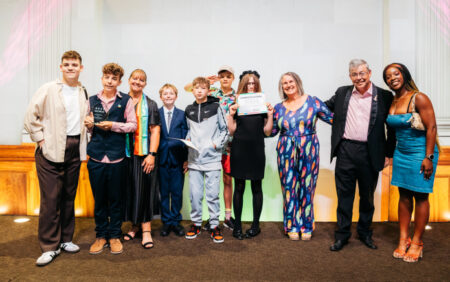 Just Like Us Awards 2023: Yewstock School and College remporte le groupe Pride de l'année