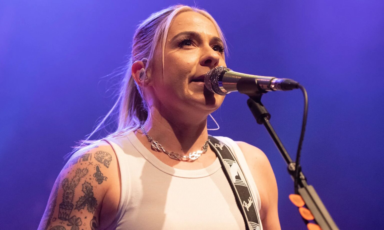 Lucy Spraggan révèle une agression sexuelle pendant le tournage de X Factor Lucy Spraggan sings into a microphone at a gig.