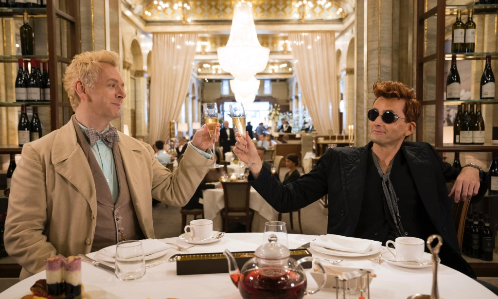 Michael Sheen comme Aziraphale (L) et David Tennant et Crowley (R) dans Good Omens.